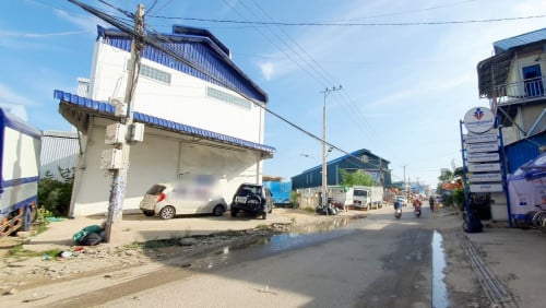 ដី/ឃ្លាំងលក់បន្ទាន់ ៖ ក្រោយព្រលានយន្តហោះពោធិ៍ចិនតុង, ចោមចៅ, ពោធិ៍​សែន​ជ័យ​ រាជធានីភ្នំពេញ