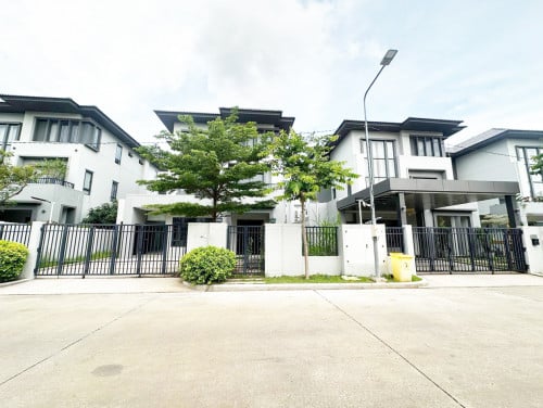 វីឡាឃ្វីនA សម្រាប់លក់ | Villa Queen A for sale ( Borey Chip Mong598 )