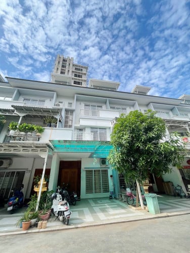 វីឡាកូន​ កាត់សម្រាប់លក់ជិតអ៉ីអន2 | Villa for sale , near Aeon Sen Sok