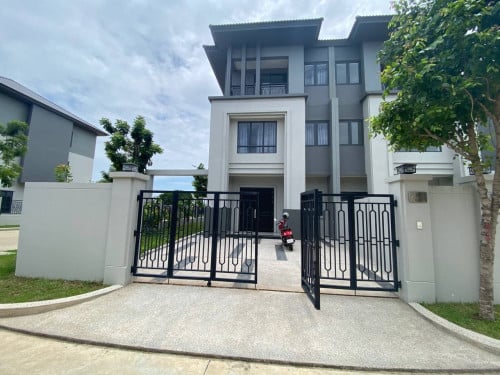 វីឡាភ្លោះកែងសម្រាប់ជួលនៅបុរីជីបម៉ុងហ្ក្រេនភ្នំពេញ