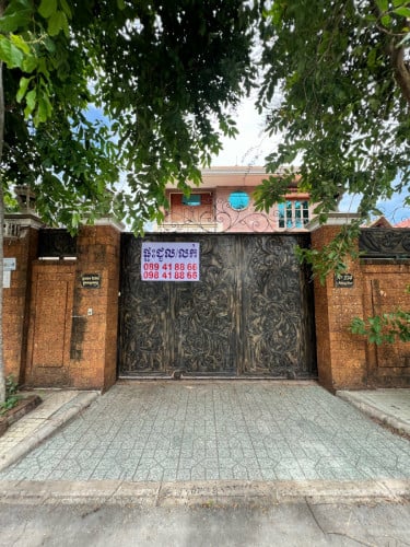 ផ្ទះលក់ នៅ ក្បែរ អូតែល សុខា