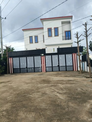 ផ្ទះលក់ឬជួលនៅផ្លូវក្រវ៉ាត់ក្រុងមួយសៀមរាប  បន្ទប់គេង6 បន្ទប់ទឹក 9ញ៉ាំបាយមួយនៅជិតកន្លែងវ៉ៃកូនហ្គោអង្គរ