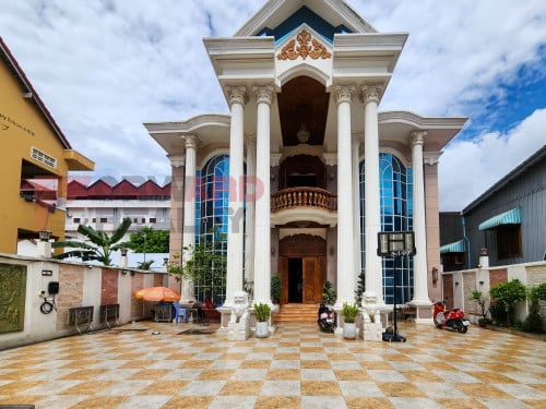 🏡 Spacious 9-Bedroom Villa for Rent –Toul Tumpung Area (V430)