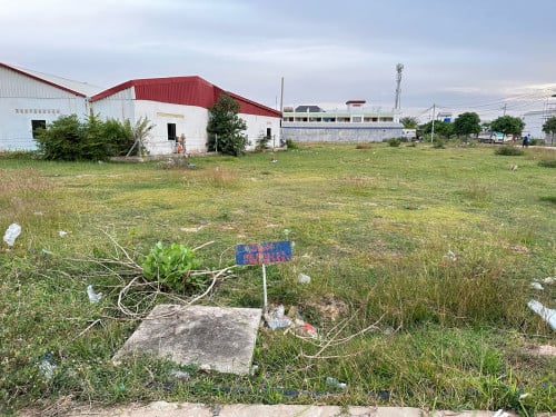 មានដី2ឡូរសម្រាប់ជួលធ្វើឃ្លាំងធ្វើហ្ការាស់ឡានទិញអេតចាយ