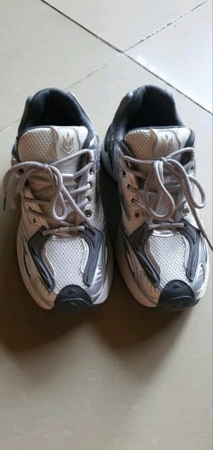 ស្បែកជើងមួយទឹកស្អាត90%លេខ40 ប្រភេទស្បែកជើងជាប់ស្វិត0975549680