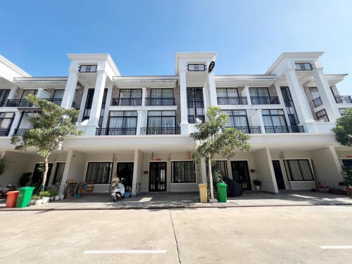 វីឡាកូនកាត់ LA សម្រាប់ជួលនៅប៉េងហួតThe Star Mera Gaden | LA villa For Rent PH The Star Mera Gaden