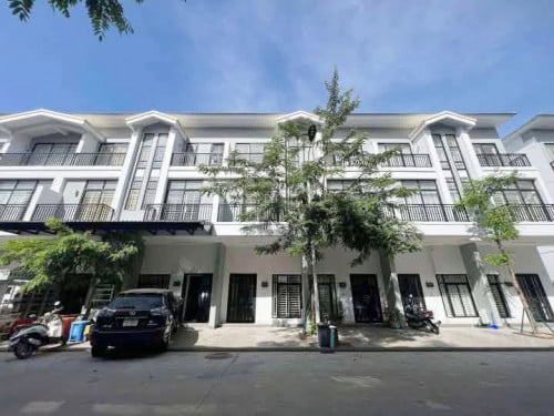 ផ្ទះកូនកាត់ប្រភេទ LV នៅបុរី ប៉េង ហួត បឹងស្នោ ផ្លូវជាតិលេខ១ លក់ (ជួល$700)