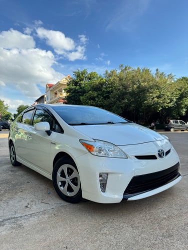 ស្តុកថ្មី! Prius 2015 Option 3