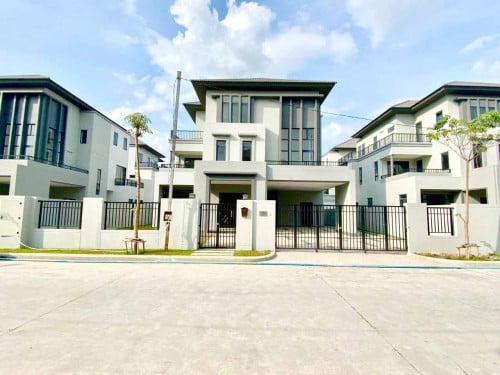 🏠វីឡាឃ្វីនលក់បន្ទាន់ នៅក្នុងបុរីជីបម៉ុងលែនម៉ាក៦០ម៉ែត្រ​