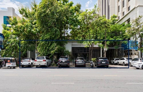 Coffee or Restaurant For Rent Along Norodom Blvd A Minute From Beoung Keng Kang1.