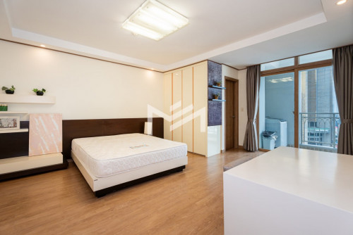 Condominium 2 Bedrooms For Rent in BKK1