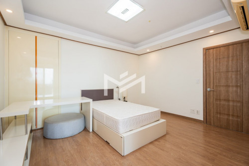 Condominium 2 Bedrooms For Rent in BKK1