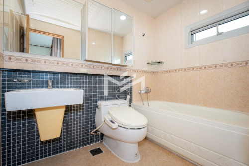 Condominium 2 Bedrooms For Rent in BKK1