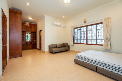Spacious Villa 5 Bedrooms For Rent in BKK1
