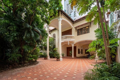 Spacious Villa 5 Bedrooms For Rent in BKK1