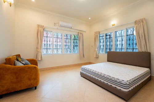 Spacious Villa 5 Bedrooms For Rent in BKK1