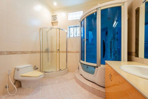 Spacious Villa 5 Bedrooms For Rent in BKK1
