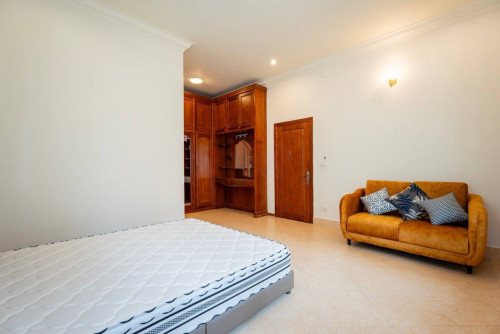 Spacious Villa 5 Bedrooms For Rent in BKK1