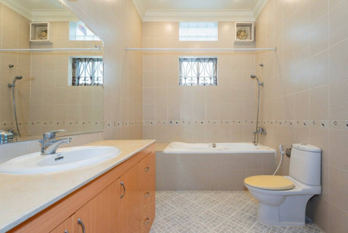 Spacious Villa 5 Bedrooms For Rent in BKK1