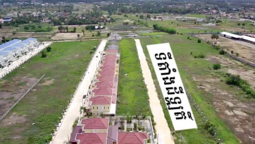 ដីឡូត៍ខ្នាតវីឡា