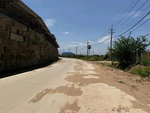 ដីលក់ជាប់ផ្លូវ3នៅក្រោយវត្តក្រាំងធ្នង់