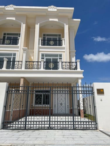 វីឡាកូនកាត់មានរបងសល់ដីធំសួនកៀននិងក្រោយផ្ទះបុរីហ្គោលដិនផាក6A 190.000$សំណង់ផ្ទះថ្មីចូលនៅបានភ្លាម!