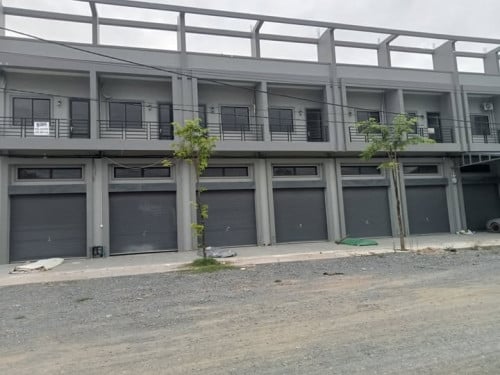 ផ្ទះអាជីវកម្មលក់លើផ្លូវរដ្ឋ៣២ម