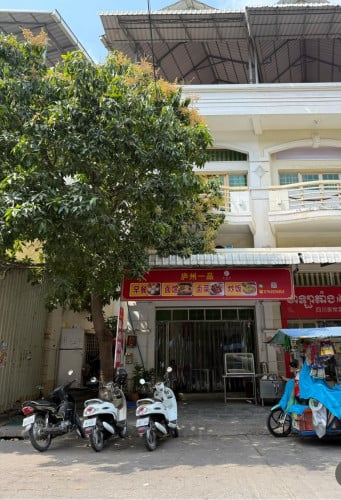 ផ្ទះអាជីវកម្ម នៅមុខព្រលានពោធិ៍ចិនតុង