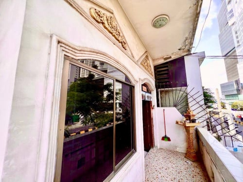 ផ្ទះកែងជាន់ទីមួយលក់ក្រោមទីផ្សារ