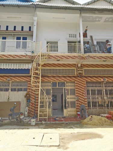 ផ្ទះល្វែង E0 ទល់មុខផ្សារសឡា