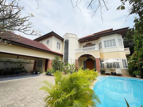 Six-bedroom swimming pool villa for rent in Toul Kork