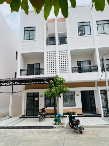 ផ្ទះវីឡាកូនកាត់សល់ដីជំហៀងលក់ក្រោមតម្លៃទីផ្សារ​ទីតាំងជិតទីក្រុងកោះនរា