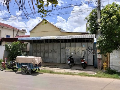 ដីឃ្លាំងសំរាប់លក់