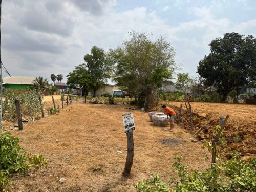 ដីកែងលក់ក្បាល៩ ជំរៅ២៧ទីតាំងហួសវត្តភ្នៀតប្រហែល១គីឡូទៅវត្តអង្គមុន្នី តំលៃ៣២០០០ចរចារតេឡេក្រាម015763133