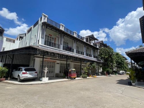 ផ្ទះល្វែងកែងសល់ដីធំលក់នៅតំបន់ក្រោយវិទ្យាល័យច្បារអំពៅ