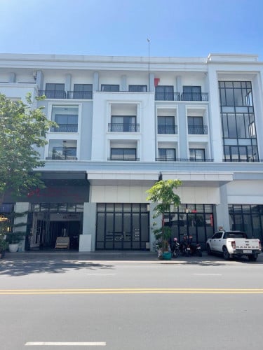 ផ្ទះអាជីវកម្មសម្រាប់លក់ | ShopHouse for sale urgent in Borey Chip Mong Landmark 271