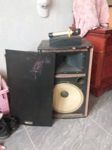 កំលាំងបាស់300វ៉ាត់(អុបល័រ 3តឹតកន្លះ)នៅចៀងបានថែមម៉ៃខ្សែអោយ១ ជិតភ្ជុំហើយ