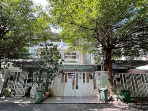 Link house for rent at borey Orkide 2004