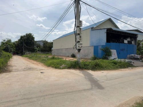 ដីកែងលក់នៅក្រោយផ្សារឡាន