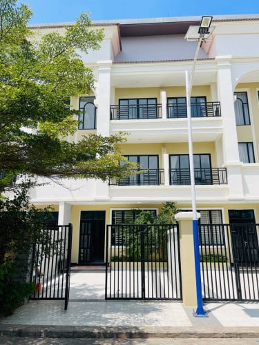 ផ្ទះវីឡាកូនកាត់ថ្មីមានរបងលក់ទីតាំងក្រោយវិទ្យាល័យច្បារអំពៅ 500m