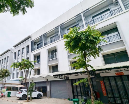 Shop for rent at 598