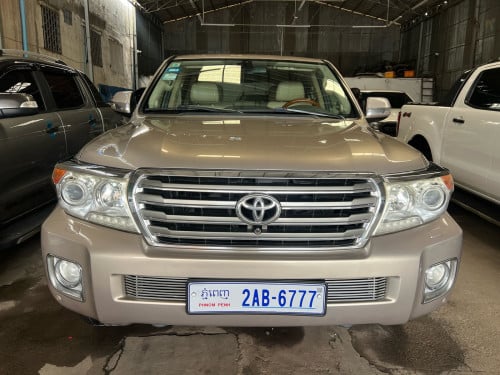 Toyota Land Cruiser ឆ្នាំ2013 V8 VIP Full option ម៉ាស៊ូត