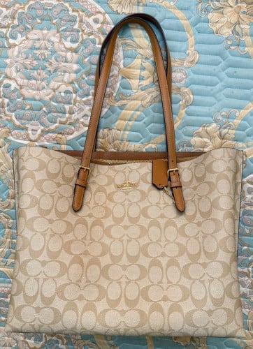 Coach និង MK ហ្ស៊ីន ពី USA