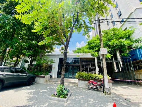 Restaurant or Commercial Showroom For Rent aalong Preah Norodom Blvd 30m x 40m