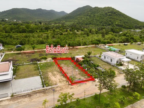 ដីលំហែជាប់ជើងភ្នំ ម្លេចកំពត