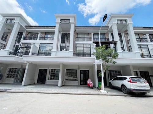 ផ្ទះវីឡាកូនកាត់LA សម្រាប់ជួលនៅក្នុងបុរីប៉េងហួតដឹស្តាមេរាហ្គាដិន 50ម