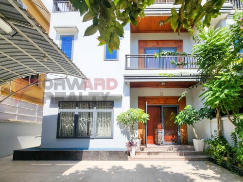 🏡3 Bedrooms villa available for rent in Boeng Trobek Area