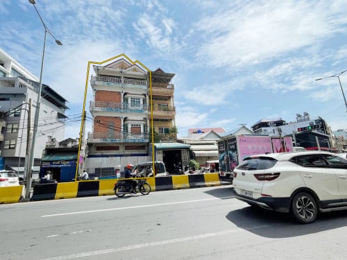 ផ្ទះ២ល្វែងសម្រាប់លក់ នៅលើផ្លូវធំទួលគោក | 2Flats for Sale On the main road Toul Kork