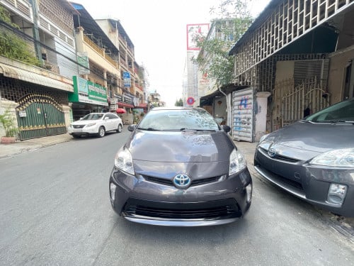 Urgent sale Toyota Prius 2012 option3 sola new tax paper