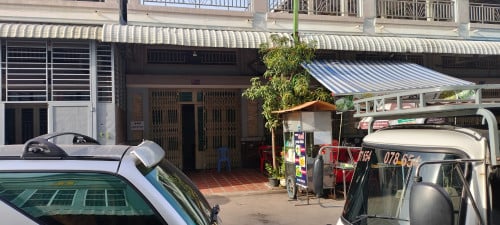 ផ្ទះអជីវកម្មលក់ ទល់មុខផ្សារ(លនស៊ីធី ចោមចៅ) និងក្បែរោងចក្រ